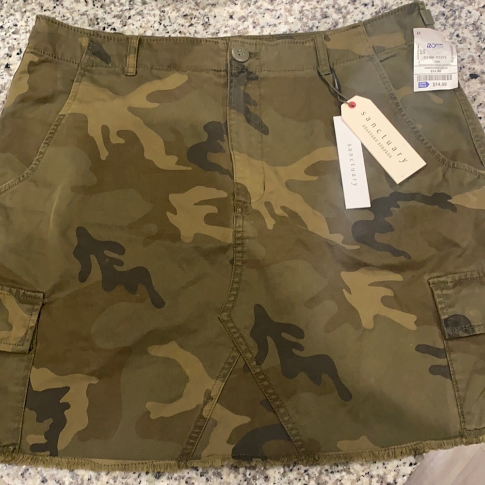 Great Camo green skirt. Never worn